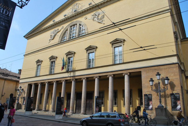 012 La Città - Il Teatro Regio.JPG