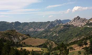 Descrizione: http://www.volodellangelo.com/public/web/web/pietrapertosa_castelmezzano.jpg