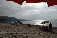 Zambrone-spiaggia..sullo-sfondo-Tropea
