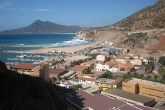 03-bugerru-il-paese-con-sullo-sfondo-larea-di-sosta
